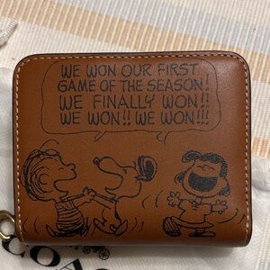 COACH X PEANUTS LIMITED EDITION SNOOPY WALLET HAZELNUT LEATHER NEWSPAPER CBC43